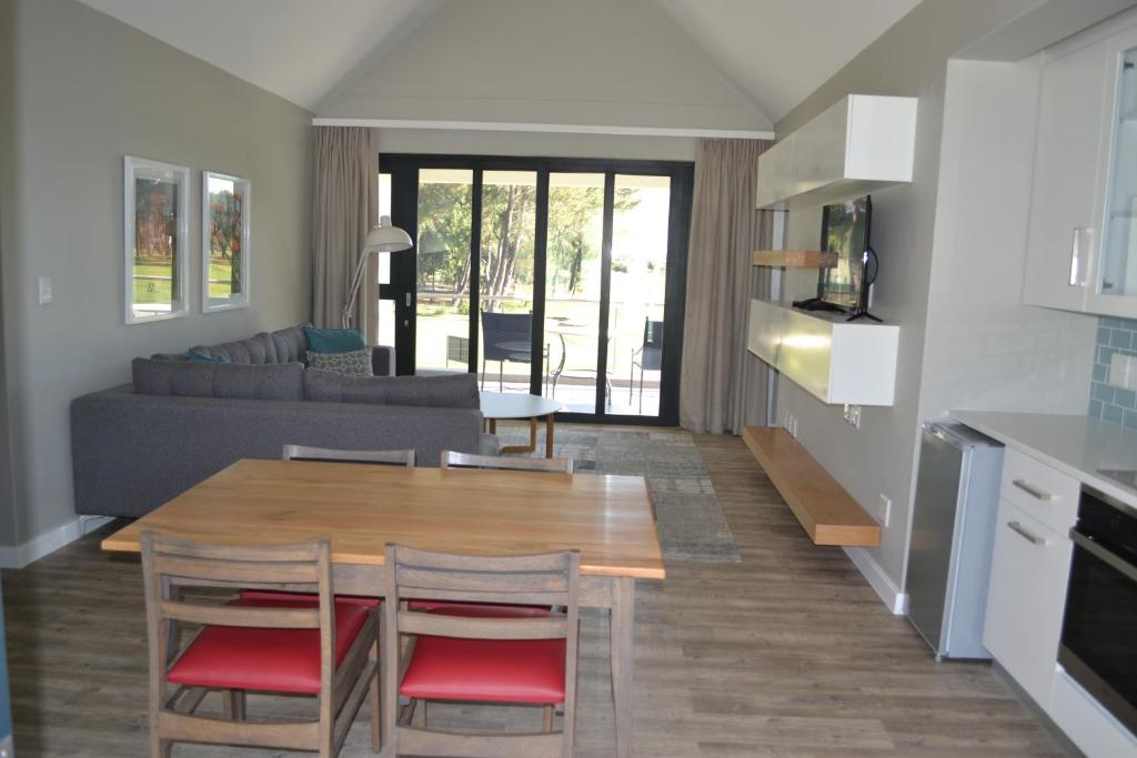 Kuchyň nebo kuchyňský kout v ubytování Pearl Valley Suites