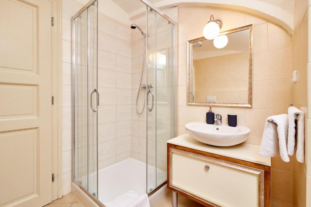 Three Golden Crowns Apartments - 4