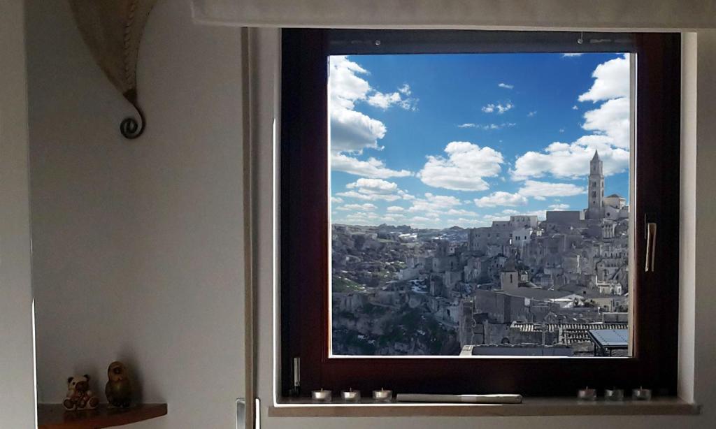 マテーラにあるUno Sguardo Sui Sassiの市街の景色を望む窓