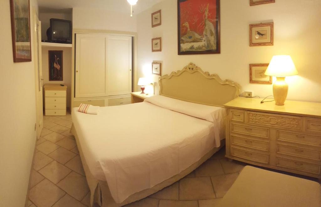 ゴルフォ・アランチにあるTaverna Derosasのベッドルーム(大きな白いベッド1台、ドレッサー付)