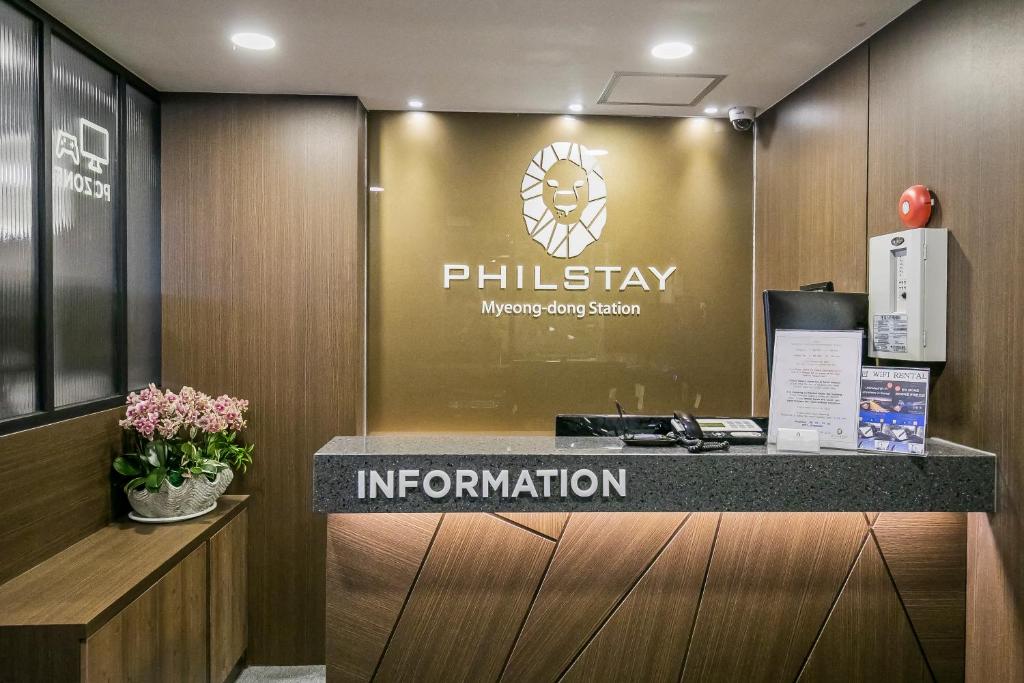 un bureau muni d'un panneau indiquant l'incubation philipsky dans l'établissement Philstay Myeongdong Station, à Séoul
