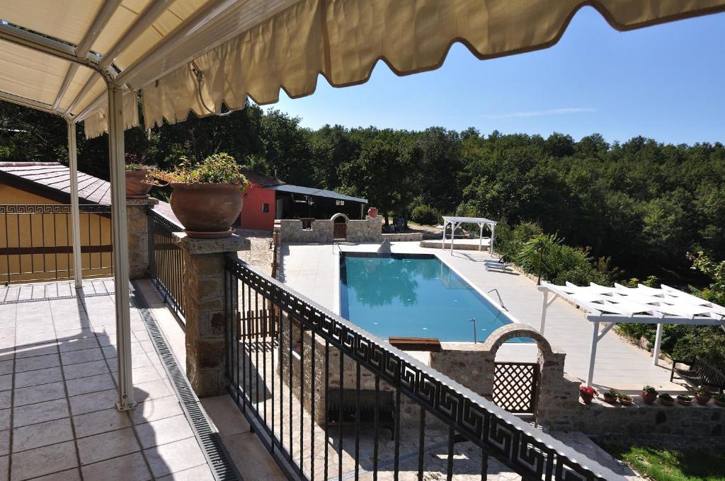 Bazén v ubytování Agriturismo La Dimora dei Cavalieri nebo v jeho okolí