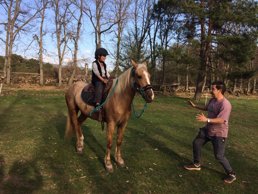 Una joven montando a caballo junto a un hombre en Eco Urbion, en Duruelo de la Sierra