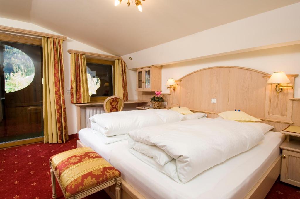 Postel nebo postele na pokoji v ubytování Alpenhotel Fernau