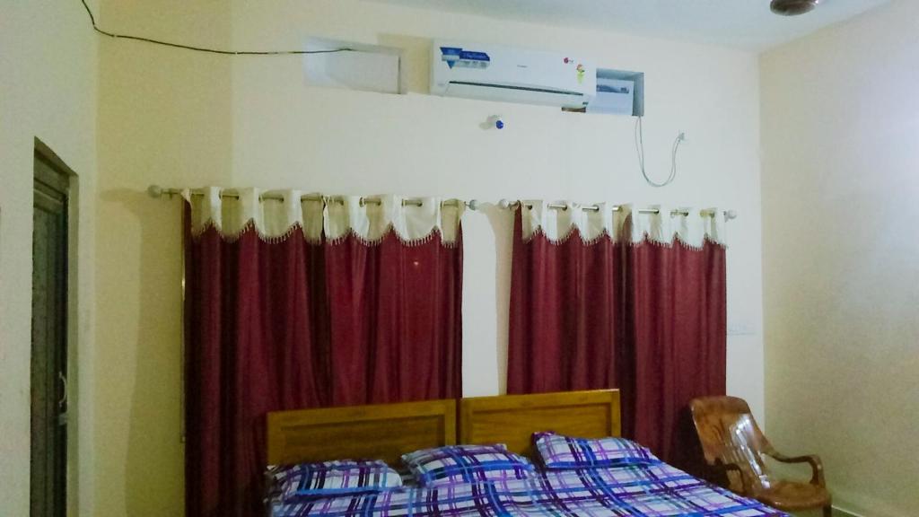 Postel nebo postele na pokoji v ubytování Shradharam Lodge