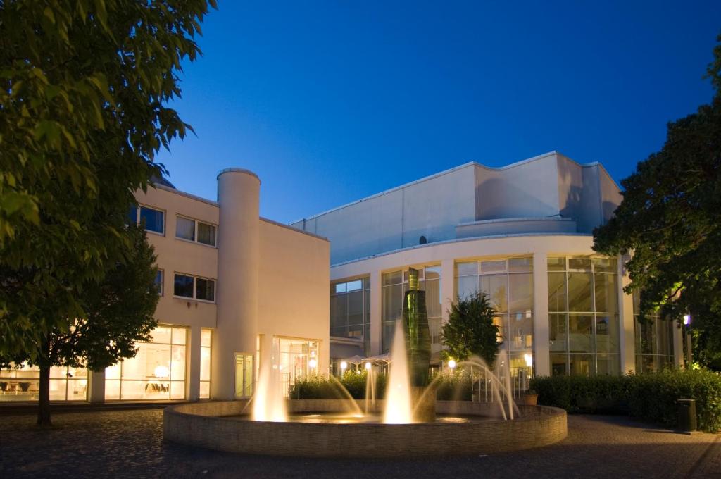 un bâtiment avec une fontaine en face d'un bâtiment dans l'établissement Elite Park Hotel, à Växjö