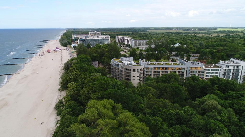an aerial view of a beach and buildings at Apartament z aneksem, Diune, nr 328, Kołobrzeg, blisko morza in Kołobrzeg