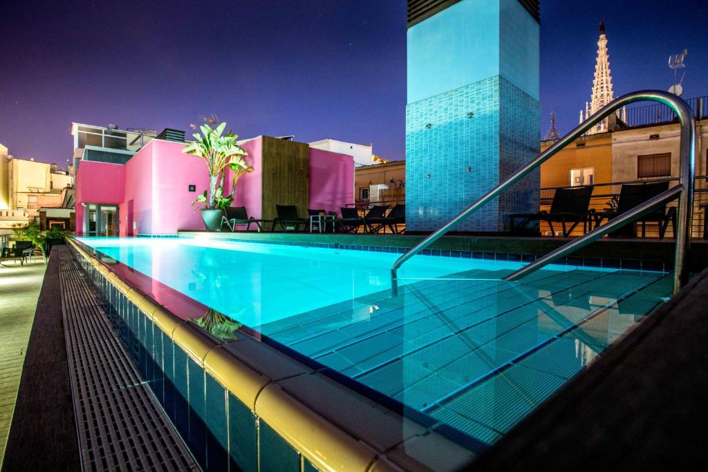 
a large swimming pool in a city at Hotel Barcelona Catedral in Barcelona
