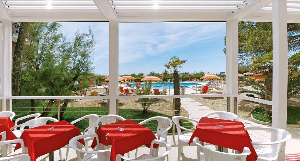 Bazén v ubytování Hotel Bertha Fronte Mare nebo v jeho okolí