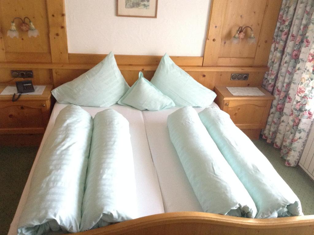 A bed or beds in a room at Hotel Garni Almhof