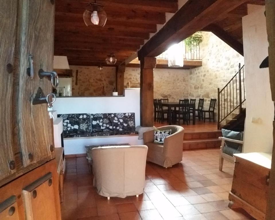 sala de estar con sofá y mesa en El Rinconcillo de Torreiglesias en Torreiglesias