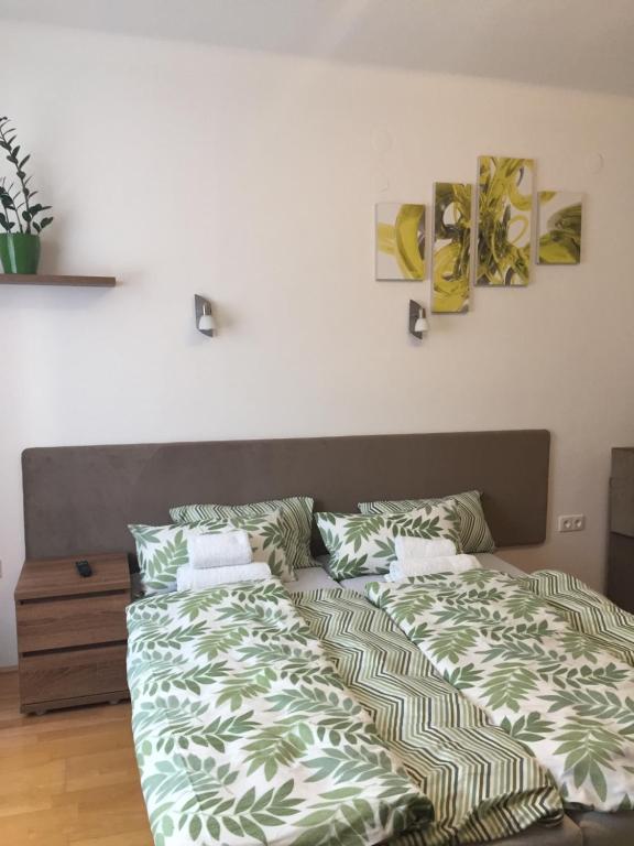 dwa łóżka siedzące obok siebie w pokoju w obiekcie Weninger Studio Apartman w mieście Kiskunhalas