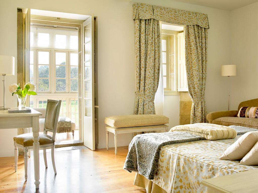 1 Schlafzimmer mit 2 Betten, einem Schreibtisch und einem Fenster in der Unterkunft Posada Villa Esperanza in Liérganes