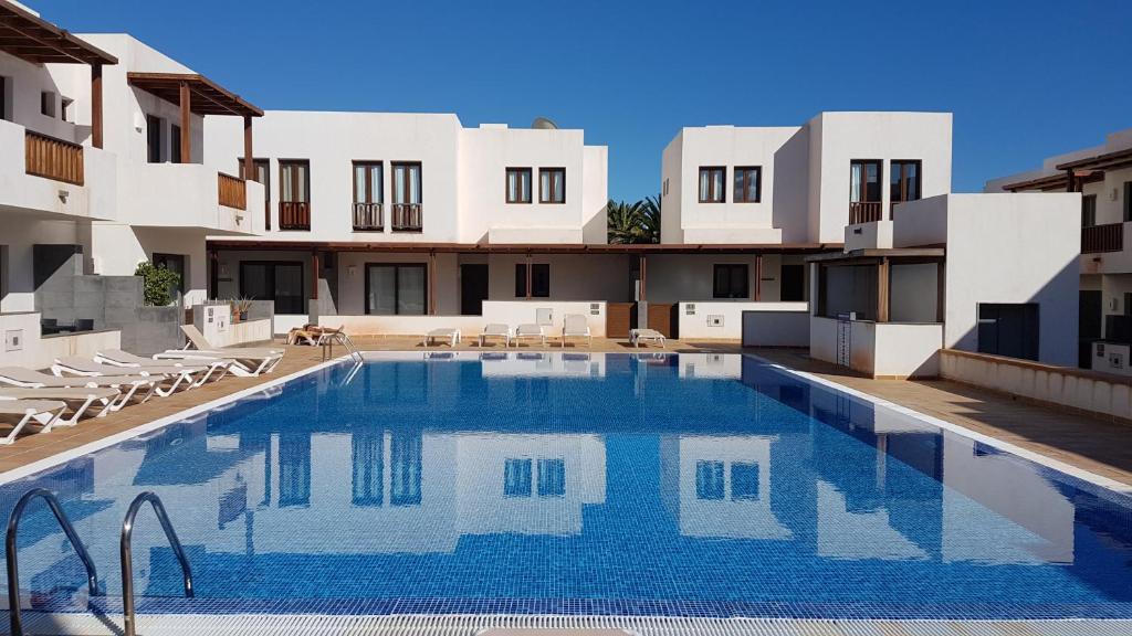 Swimmingpoolen hos eller tæt på Comfy duplex in Puerto Calero