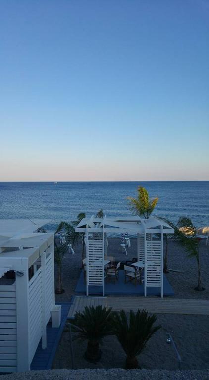 budynek na plaży z oceanem w tle w obiekcie Villetta Scolacium w mieście Borgia