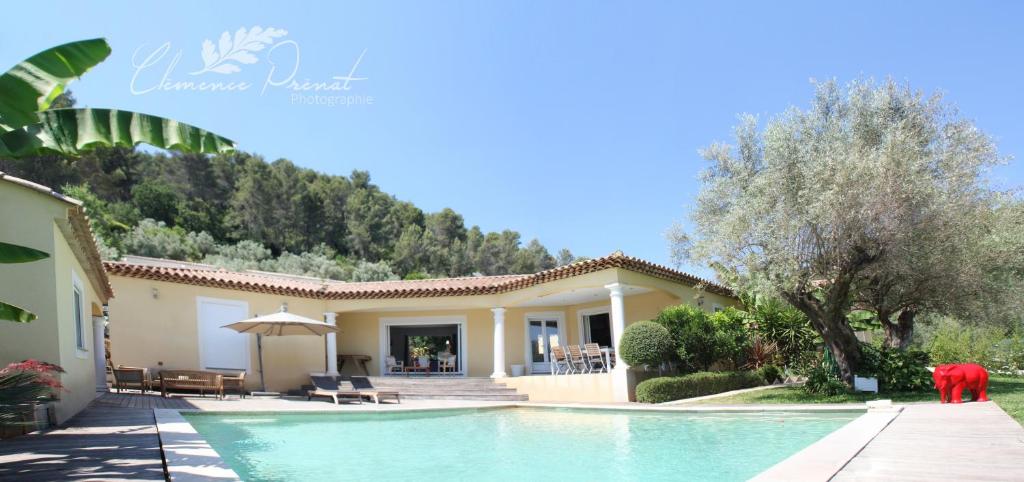 a house with a swimming pool in front of it at Villa Casalive in Solliès-Pont
