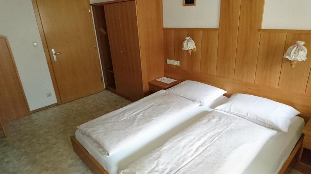 Postel nebo postele na pokoji v ubytování Pension Neuhaushof