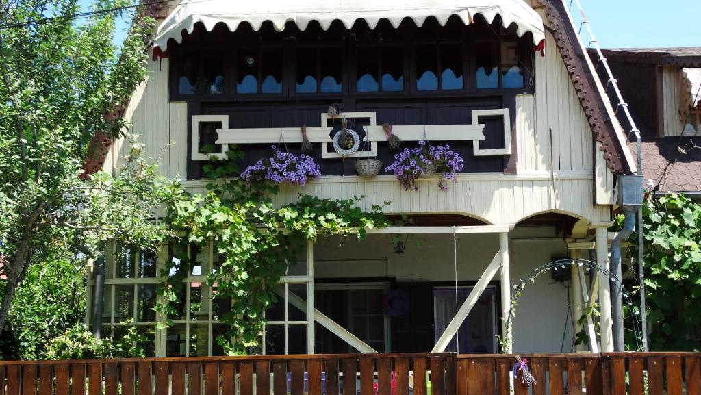 スフントゥ・ゲオルゲにあるCasuta Lavandeiの紫の花が咲くバルコニー付きの家