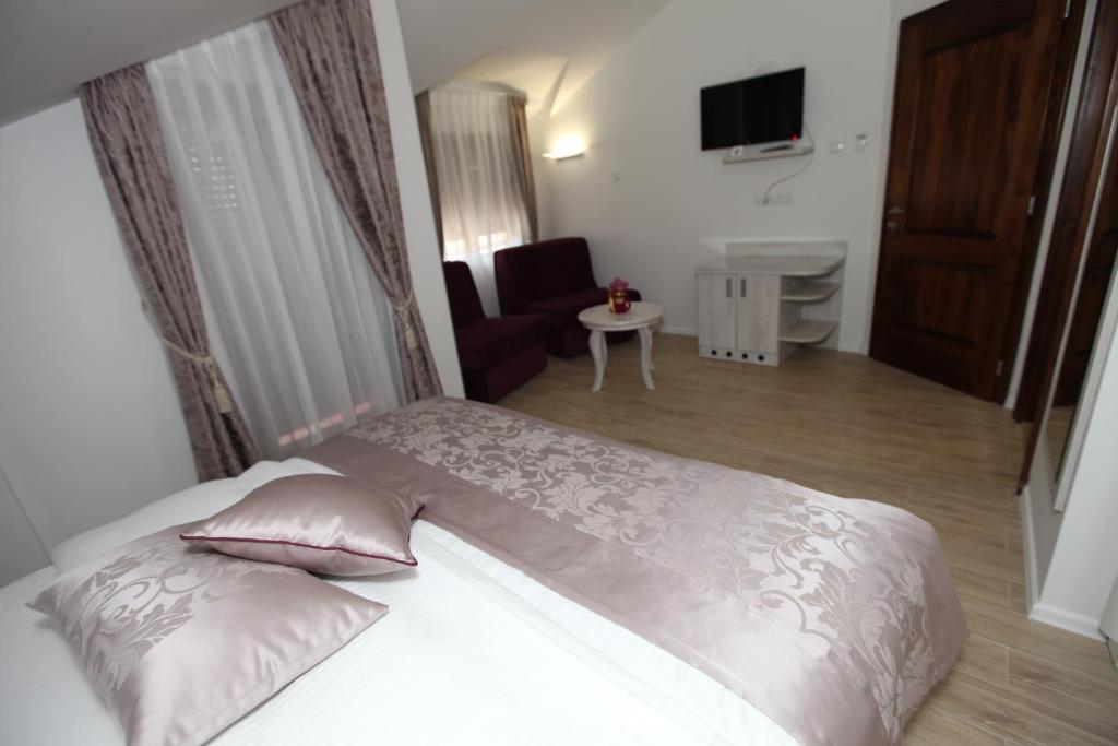 Postel nebo postele na pokoji v ubytování Apis Hotel