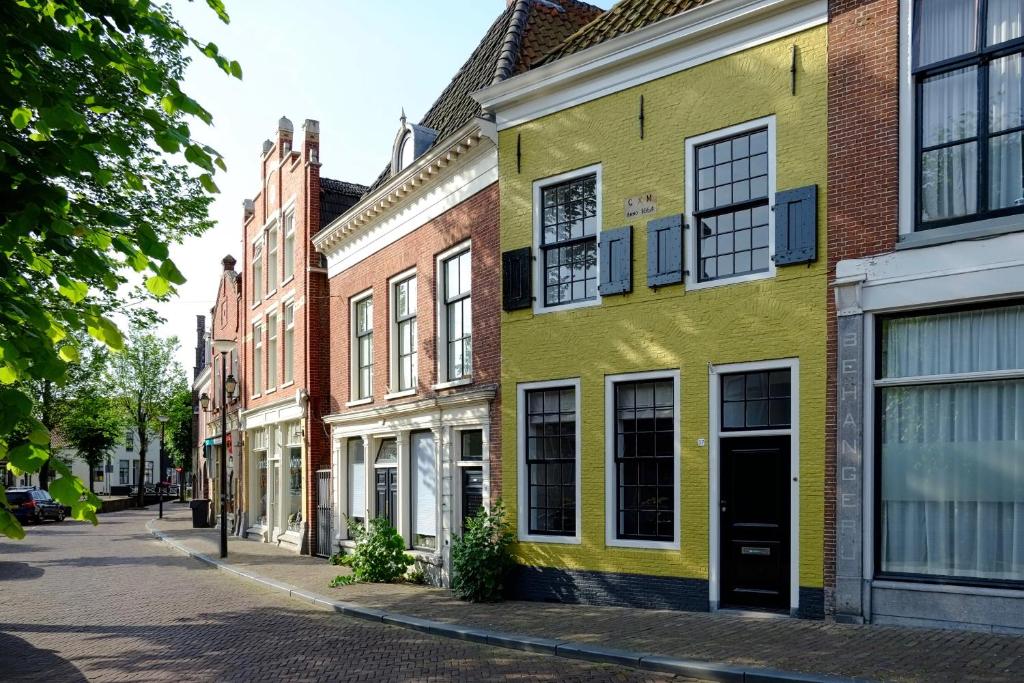 a row of buildings on a city street at Huisje aan de gracht in Franeker
