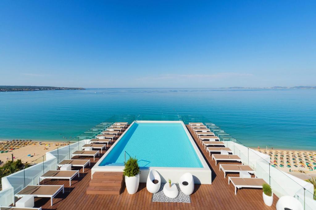 ein Resort mit Pool und Strand in der Unterkunft HM Gran Fiesta in Playa de Palma