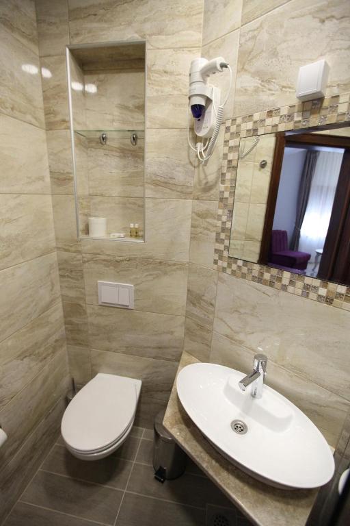 Koupelna v ubytování Apis Hotel