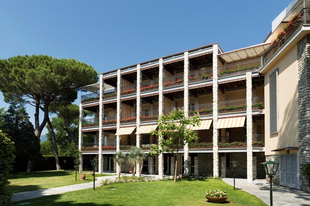 ein großes Gebäude mit einem Hof davor in der Unterkunft Hotel Hermitage in Forte dei Marmi