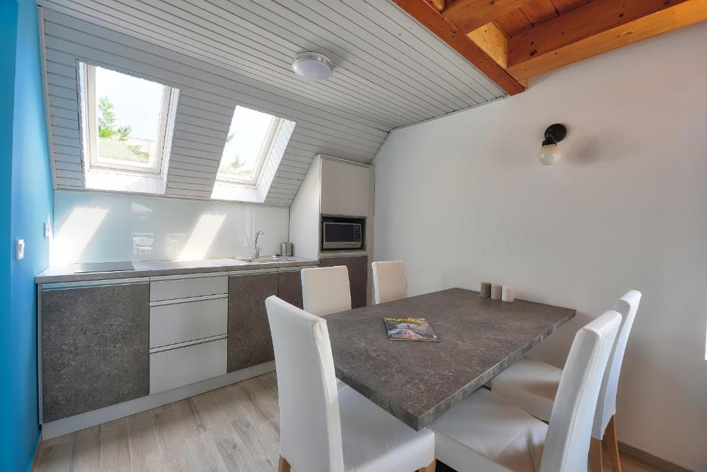 Kuchnia lub aneks kuchenny w obiekcie Villa Oliver 3 Siófok