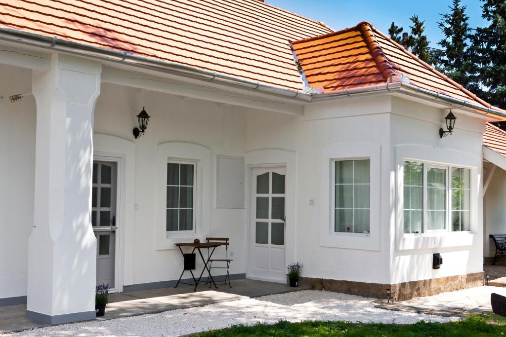 The building in which a vendégházakat is located