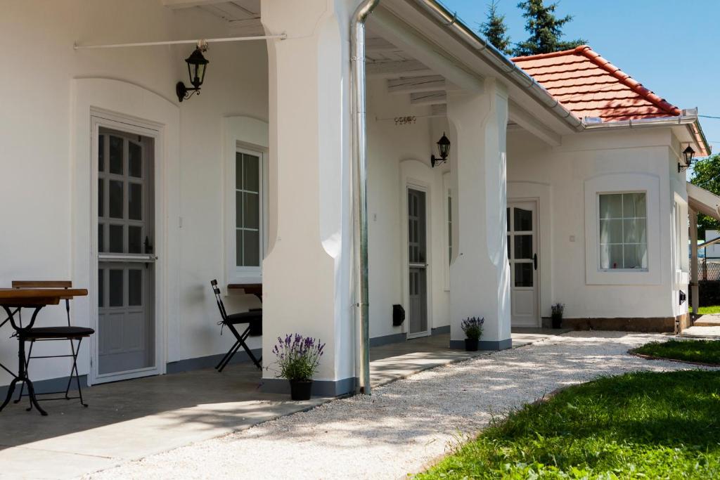 The building in which a vendégházakat is located