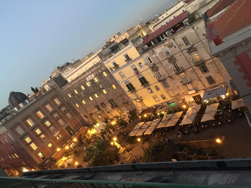 een uitzicht op een groot gebouw met verlichting bij B&B Bellini in Napels