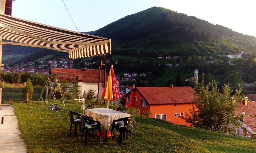 einen Tisch und Stühle auf einem Hügel mit einem Berg in der Unterkunft Honey Apartments in Visoko