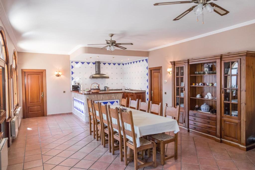 a kitchen and dining room with a table and chairs at El Rincón de las Bardenas in Cadreita