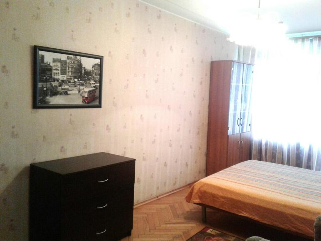 モスクワにあるApartamienty Dubininskaiaのベッドルーム1室(ベッド1台、ドレッサー付)