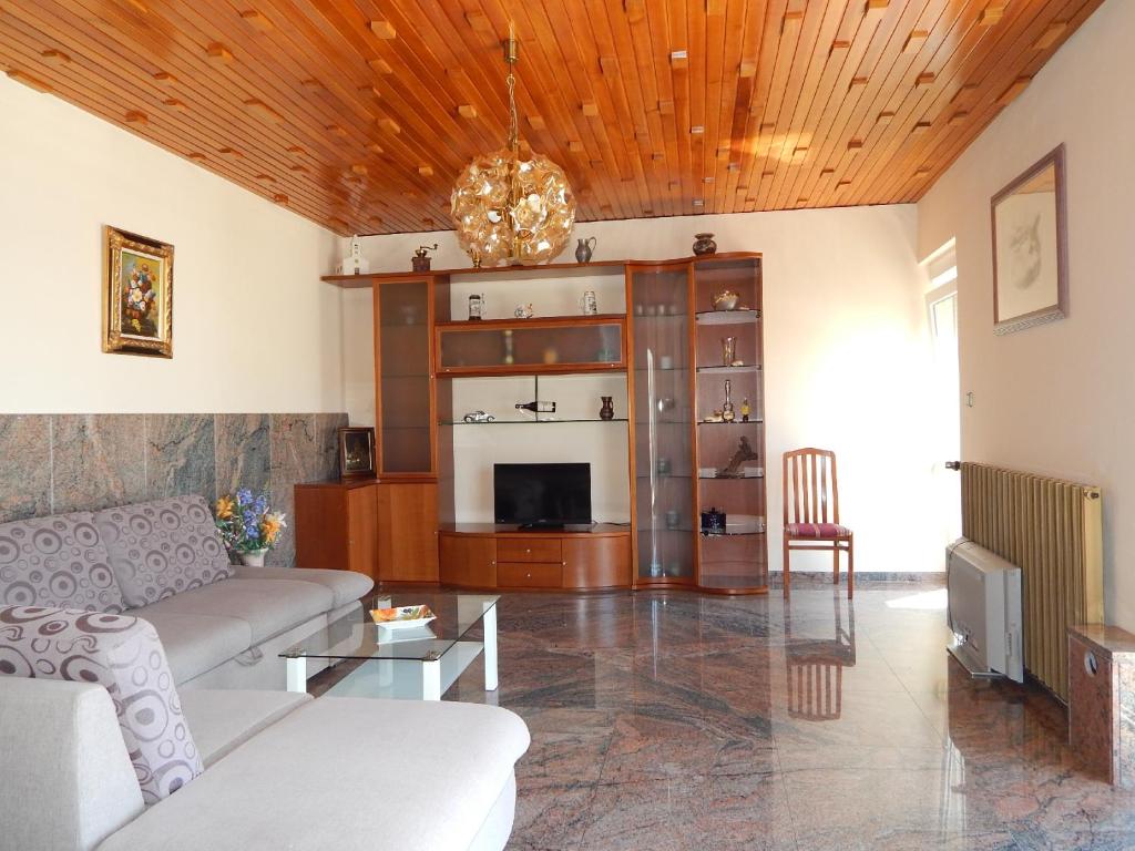 Televízia a/alebo spoločenská miestnosť v ubytovaní Guesthouse Kamen Kuća