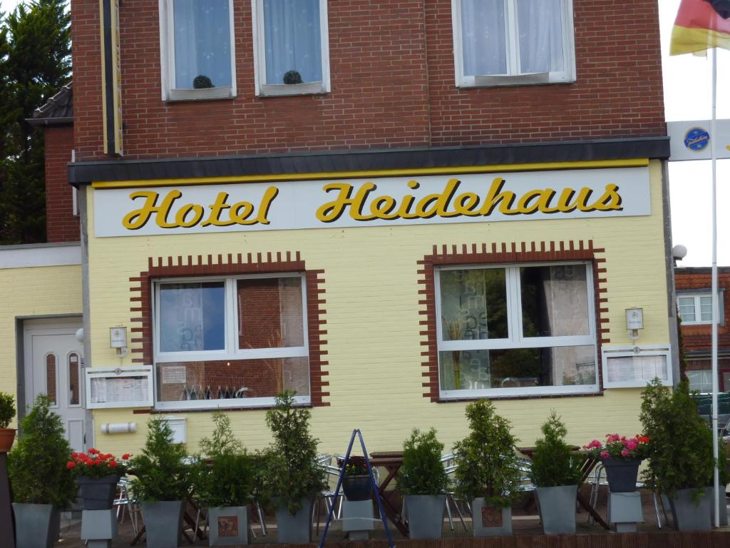 ein Hotel-Heliopolis-Schild an der Seite eines Gebäudes in der Unterkunft Hotel Heidehaus in Mönchengladbach