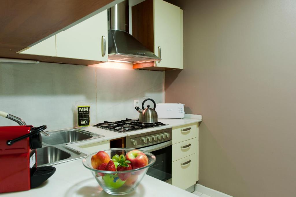 Kuchyň nebo kuchyňský kout v ubytování MH Apartments Ramblas