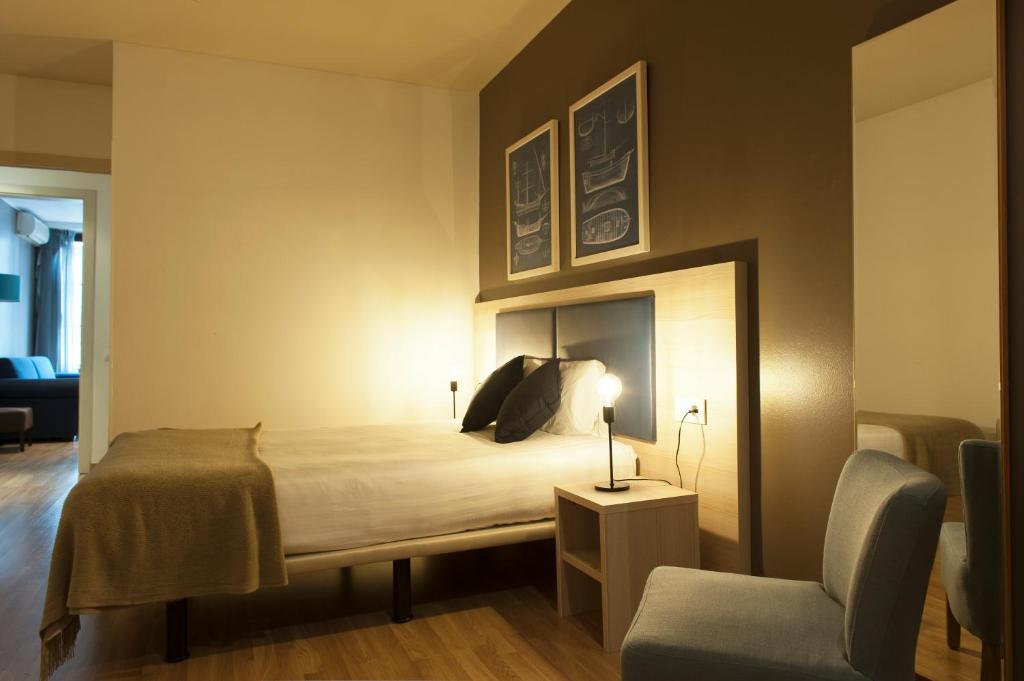 Postel nebo postele na pokoji v ubytování MH Apartments Ramblas