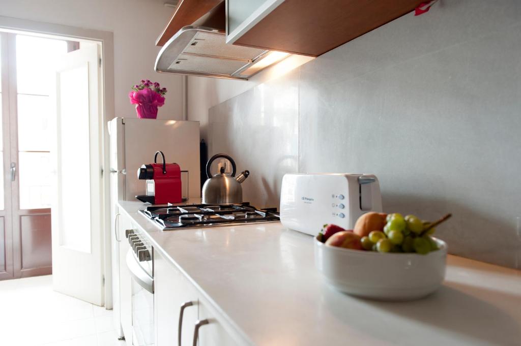 Kuchyň nebo kuchyňský kout v ubytování MH Apartments Ramblas