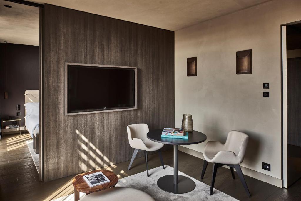 TV a/nebo společenská místnost v ubytování Hotel VIU Milan, a Member of Design Hotels
