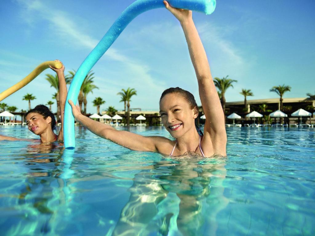 Bazén v ubytování TUI BLUE Palm Garden nebo v jeho okolí
