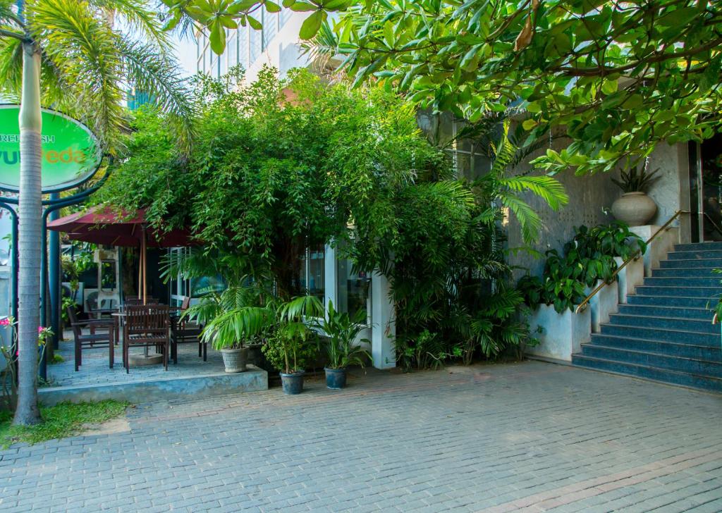 Taman di luar Refresh Hotel Hikkaduwa