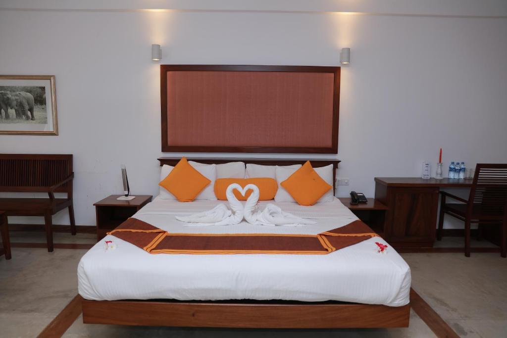 Katil atau katil-katil dalam bilik di Refresh Hotel Hikkaduwa