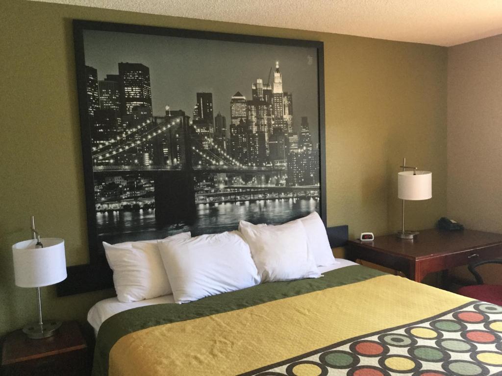 Ein Bett oder Betten in einem Zimmer der Unterkunft Super 8 by Wyndham Amsterdam