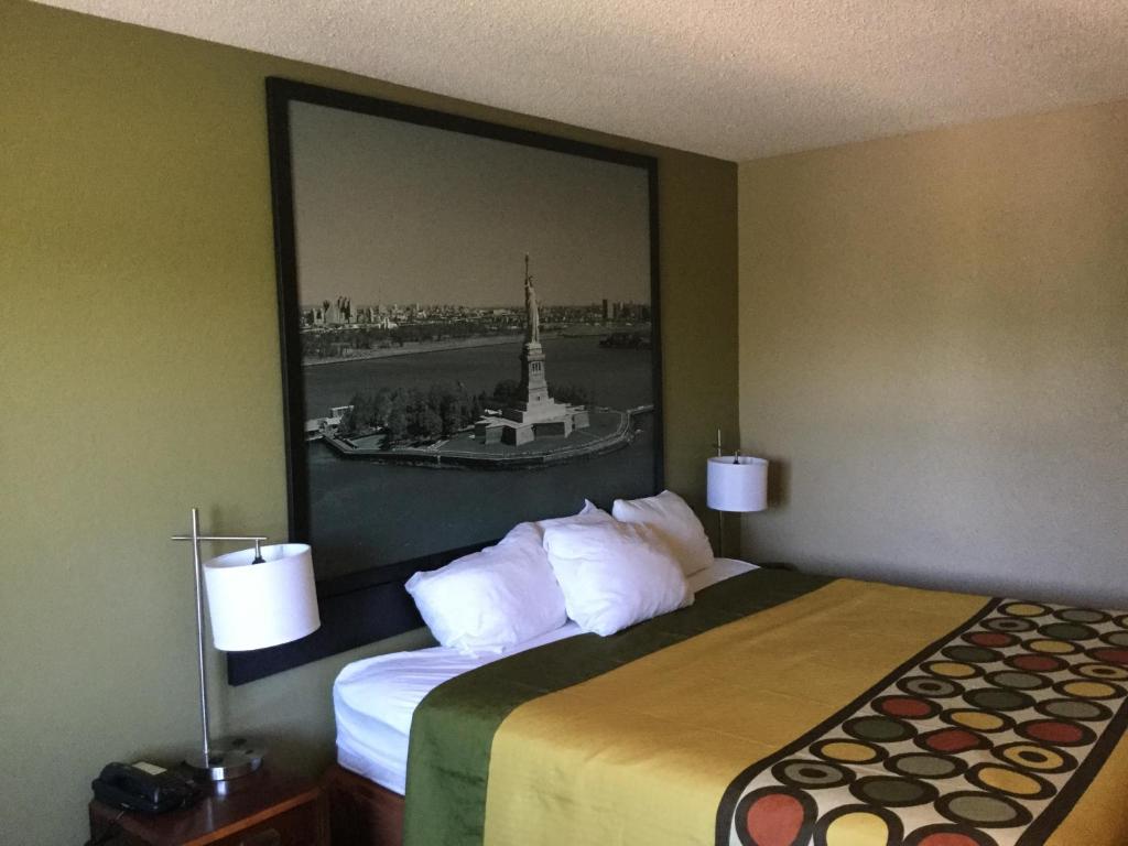 Ein Bett oder Betten in einem Zimmer der Unterkunft Super 8 by Wyndham Amsterdam