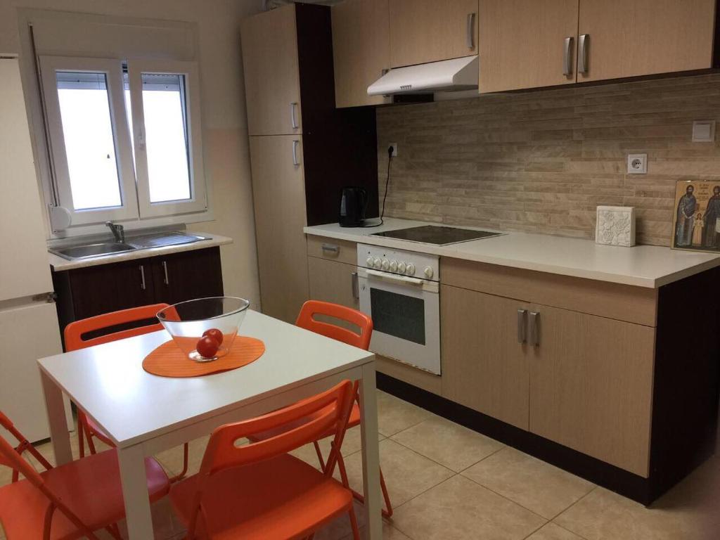 カリテア・ハルキディキにあるCenter Kallithea Apartmentのキッチン(テーブル、ボウル付)