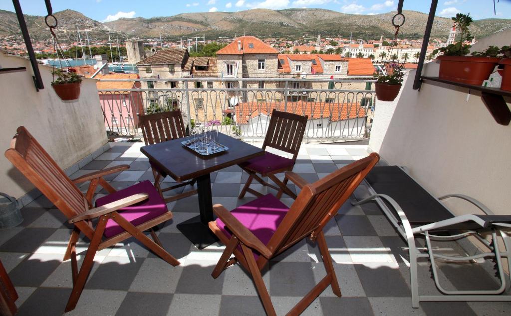 eine Terrasse mit einem Tisch und Stühlen auf dem Balkon in der Unterkunft Guesthouse Kate in Trogir