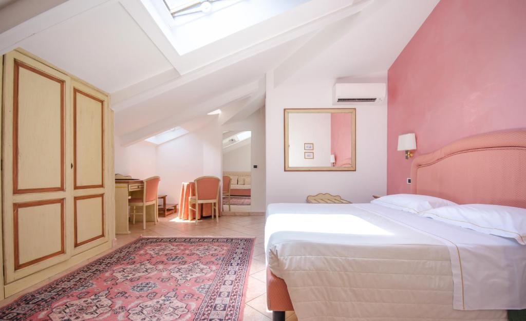 A bed or beds in a room at Hotel Kursaal