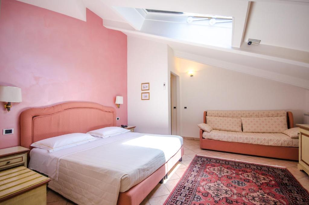A bed or beds in a room at Hotel Kursaal