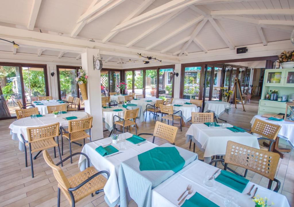 A restaurant or other place to eat at Hotel Kursaal
